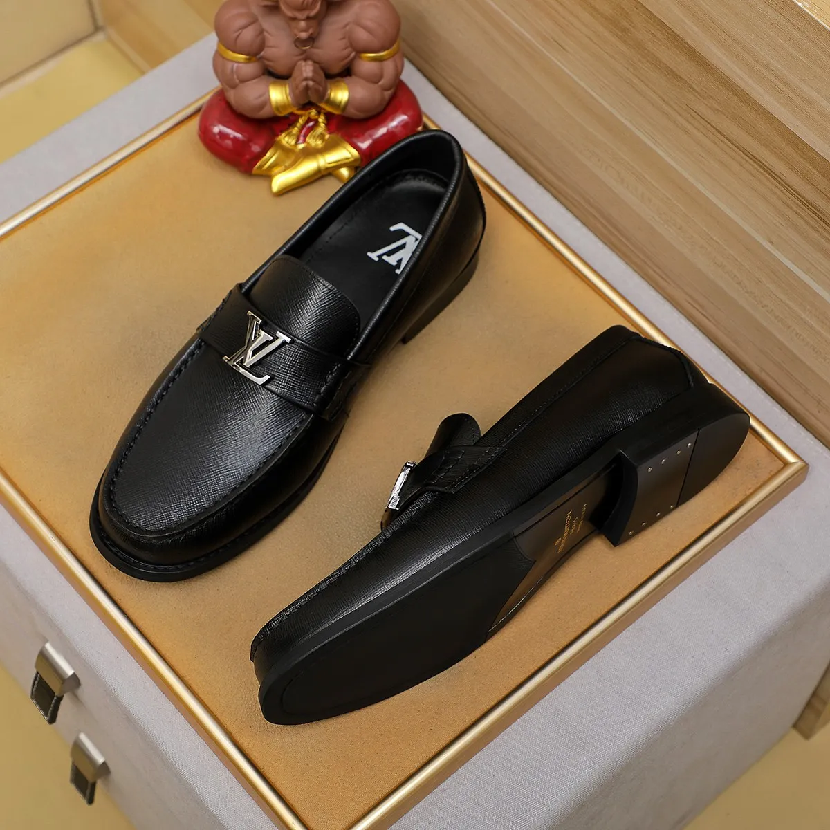 Men's shoes 460 💰 Louis Vuitton LV ® 🆕 model 🔛 full shoe counter, first layer cowhide, 🐂leather lining casual shoes for men, super soft outsole, a must-have for driving. Synchronized with the counter, original first layer cowhide, completely 1:1 mold customization 🌹 top version, color optional! Number: 38-44 (45.46 customized)